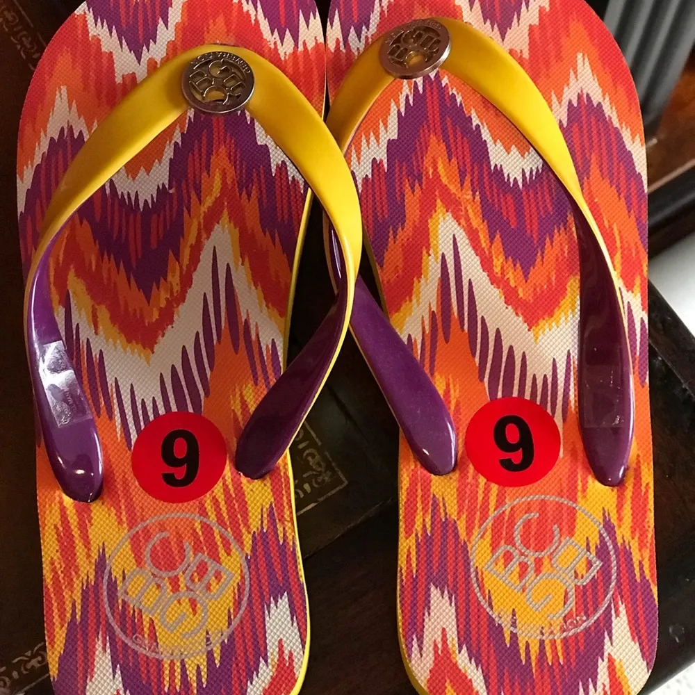 BCBGeneration BCBG Generation Sandals Flip Flops Size 6 - Image 7