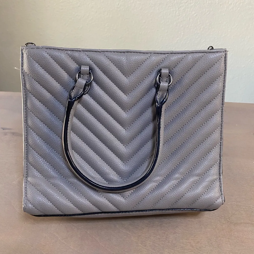 Victorias Secret pebbled V‎ quilted handbag, satchel, purse expandable, gray - Image 2