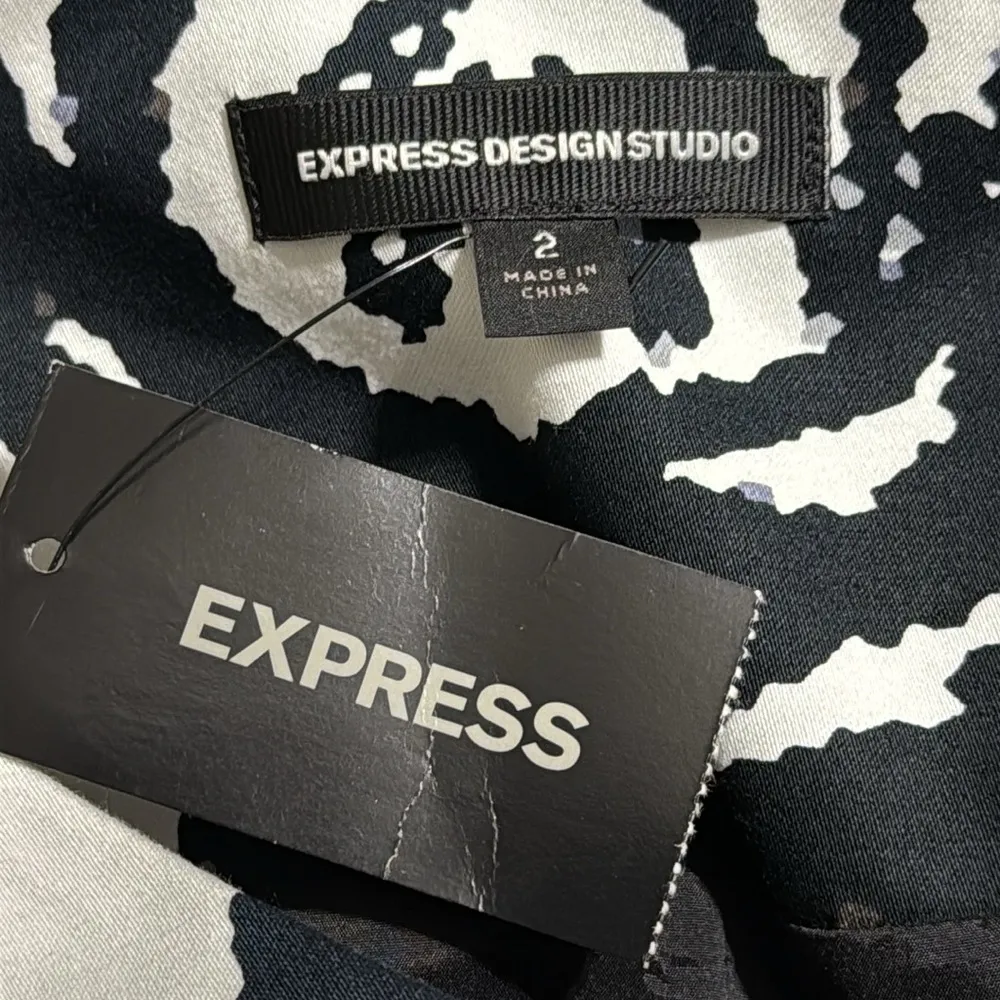 EXPRESS design studio women’s size 2 black and white floral design mini skirt - Image 6