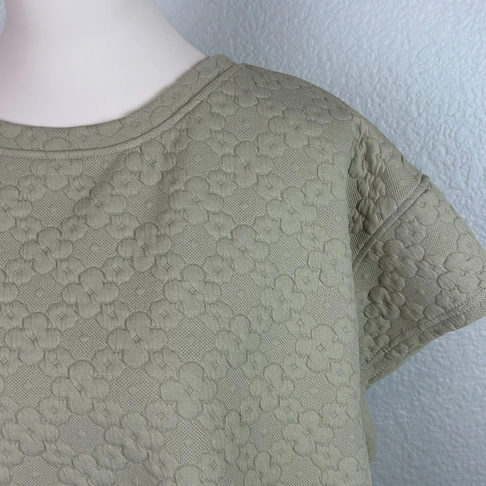 See And Be Seen Women's Flower Texture Lounge top Short Sleeve Size M Brown Size M - Image 3