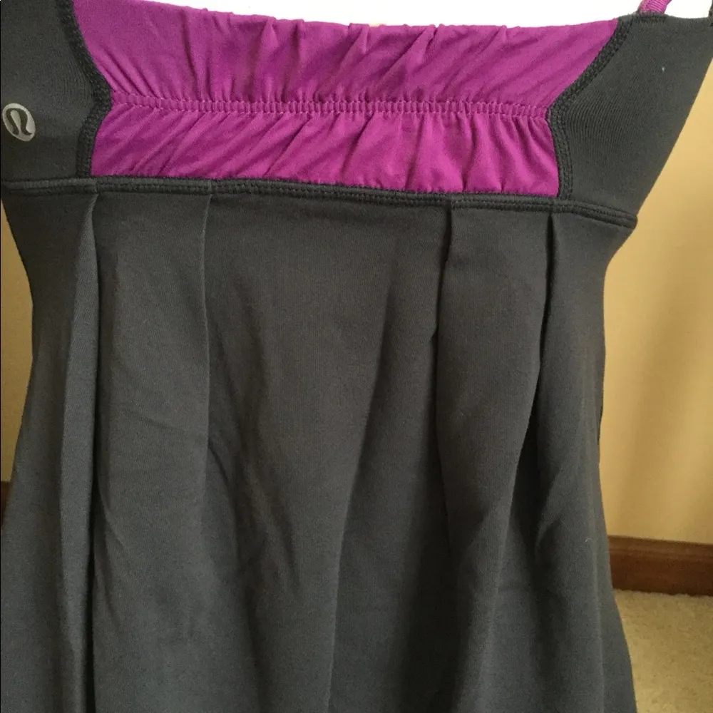 Lululemon tank top build in bra gym yoga athletic tank sz 4 grey and purple - Image 3