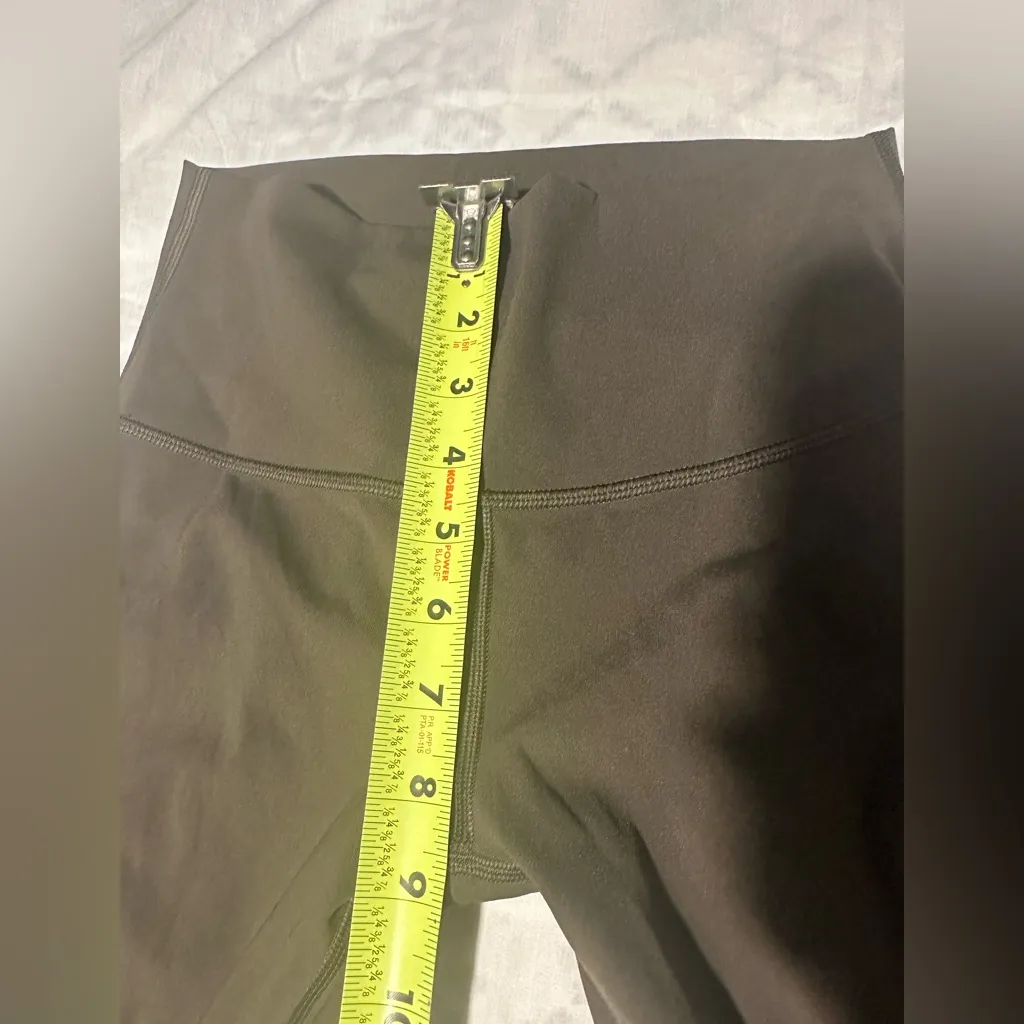 Lululemon olive green women capri Leggings size 4 - Image 6
