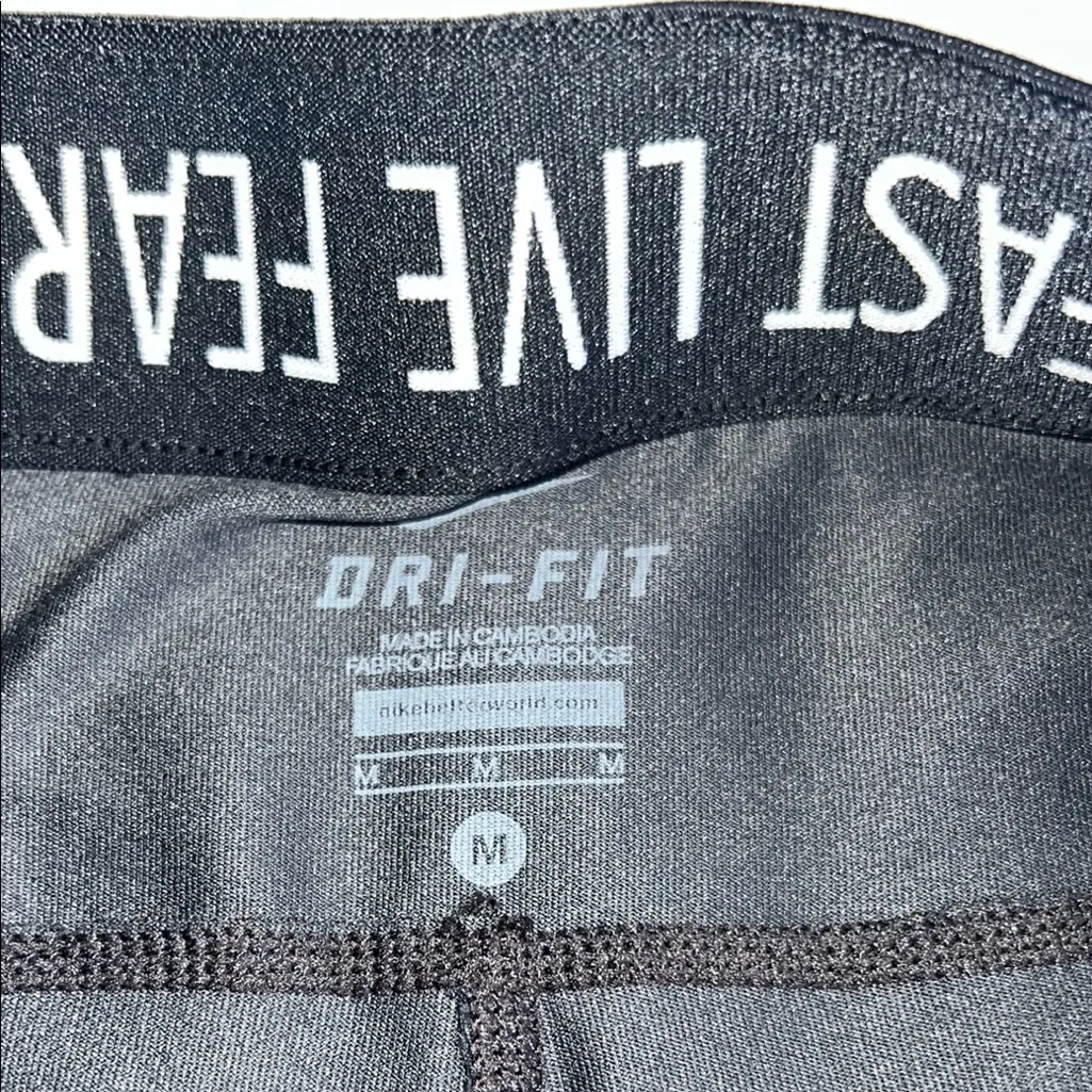 Nike Black Performance Leggings with Textured Pattern‎ Size Medium - Image 2