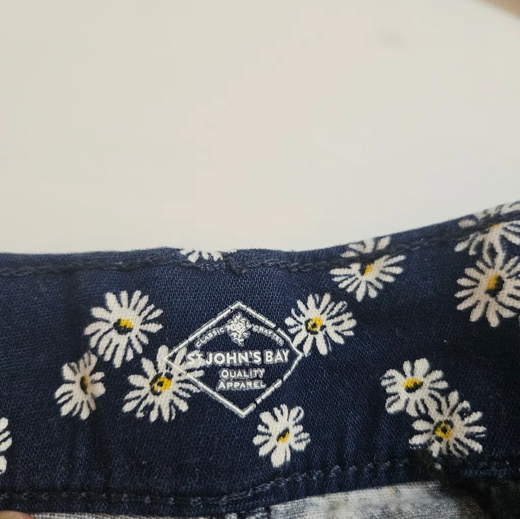 St. John's Bay Navy Floral Mid Rise Secretly Slender Capris Sz 14-16 - Image 6