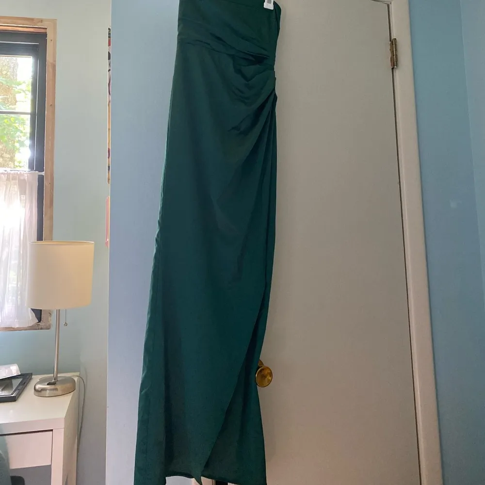 Meshki Emerald green prom dress strapless - Image 2