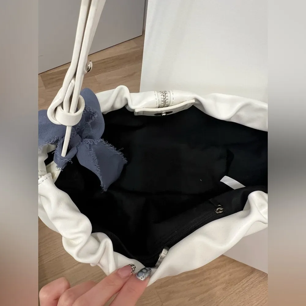 Revolve White Zipper Bag - Image 5