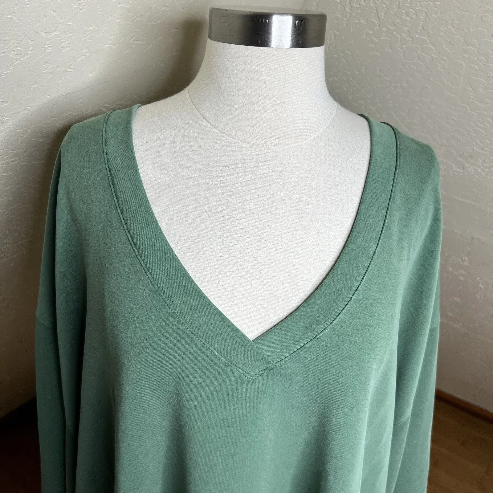 Athleta Willow V Neck Sweatshirt Womens 3X Solid Green Modal Blend Long Sleeve - Image 4