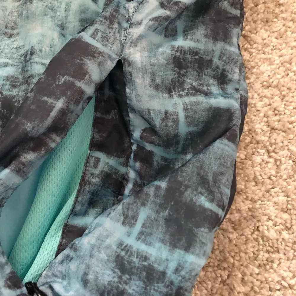 sports active wear windbreak jacket hoodie, light weight, size small - Image 3