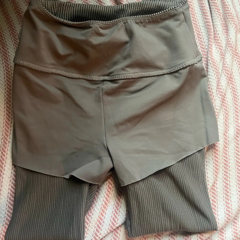 Revolve Beloforte Ribbed Leggings Muddy Grey Size Small - Image 8