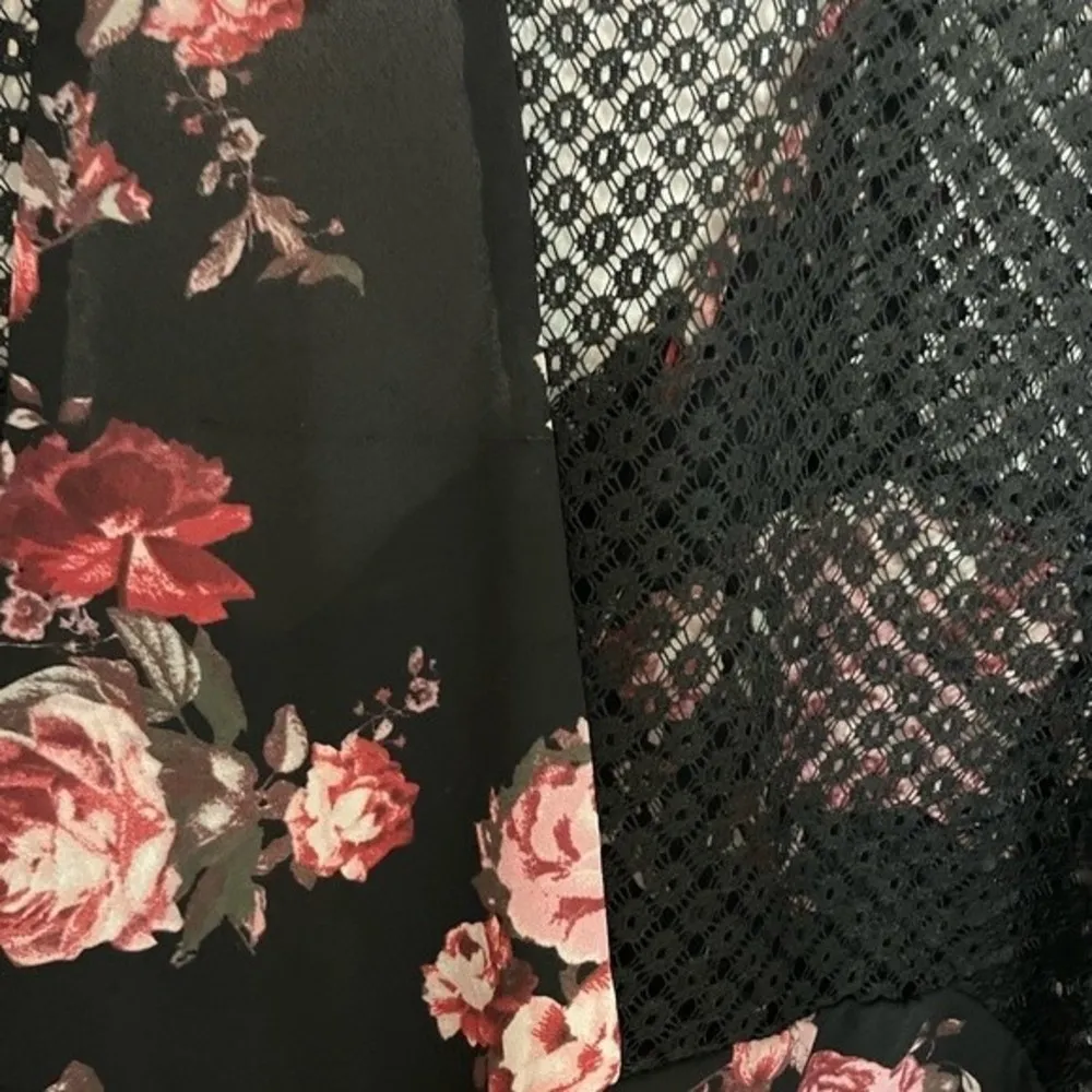 Rewind Women's Black/Pink Floral Blouse Size Medium - Image 6