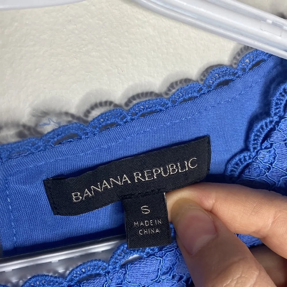 Banana Republic blue lace overlay fluted sleeve blouse size S - Image 11