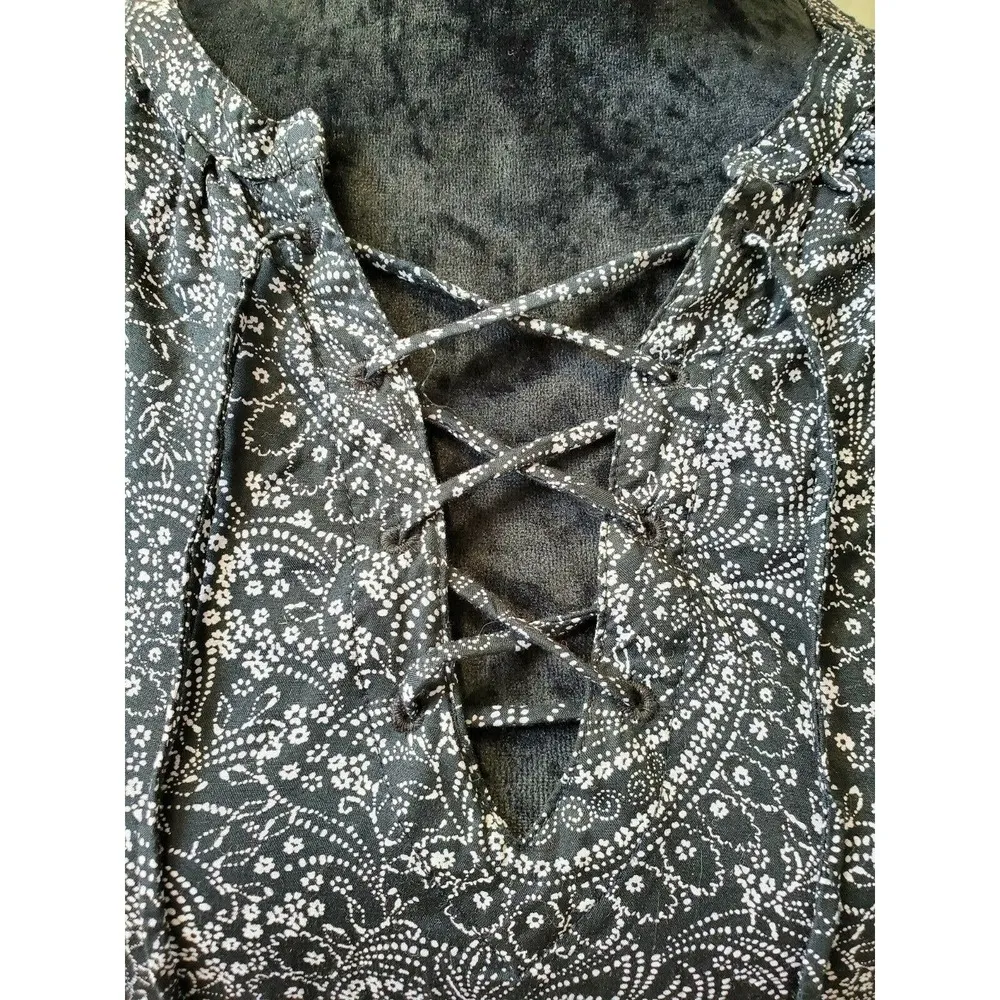 Old Navy Women's Black Paisley 100% Rayon Short Sleeve Casual Blouse Size Small - Image 5