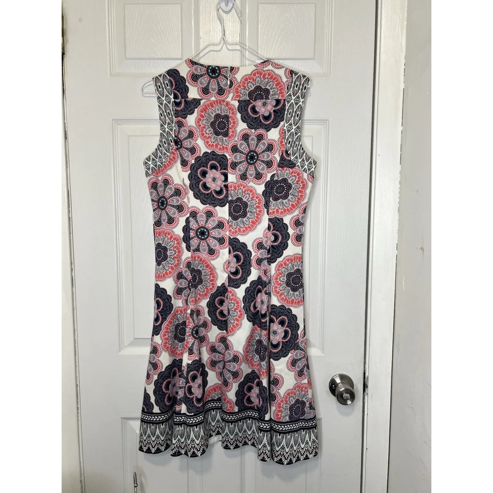 Liz Claiborne Woman’s Sleeveless V Neck Floral Lined Zip Back Fit Flare Size 8. - Image 7