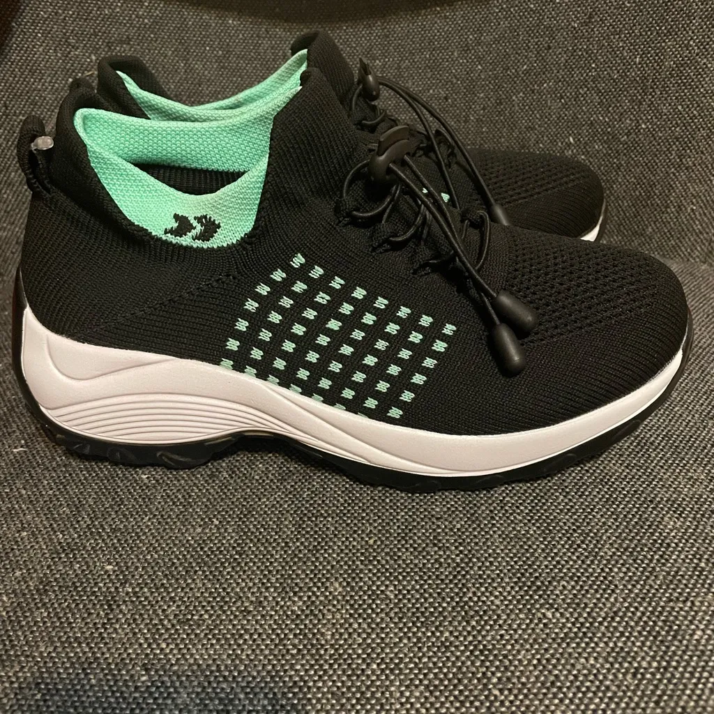 Black and Green Athletic Shoes Size 8 - Image 3