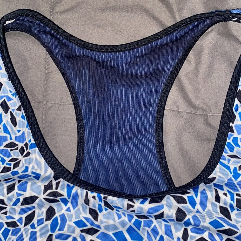 Reebok Women’s  work out tank top size medium - Image 3