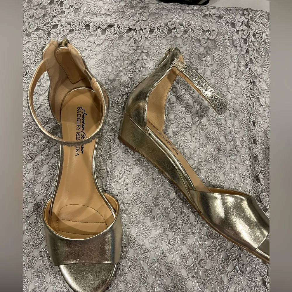 Badgley Mischka Jeweled Sandals Women’s Gold Size 7.5 Strappy Wedge Heel - Image 3