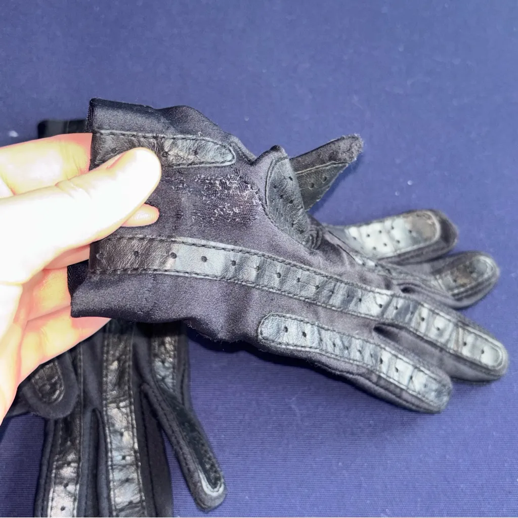 Elegant Black Leather Gloves - Image 3