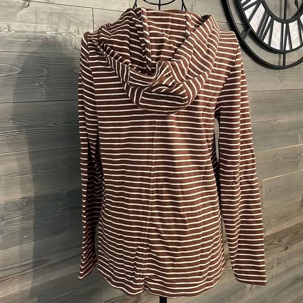 EUC, Isaac Mizrahi live hooded, long sleeve button down sweatshirt - Image 5