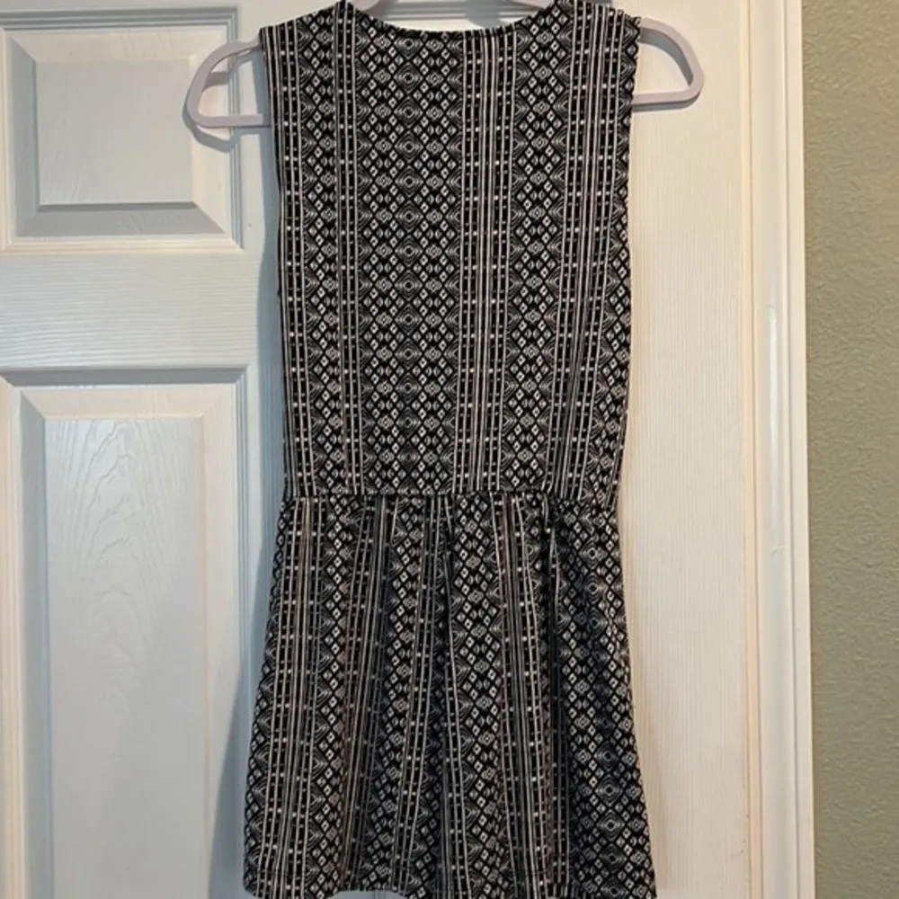 BCBGeneration Graphic Revolve Print Stretch Wrap Skort Romper Size XXS - Image 3