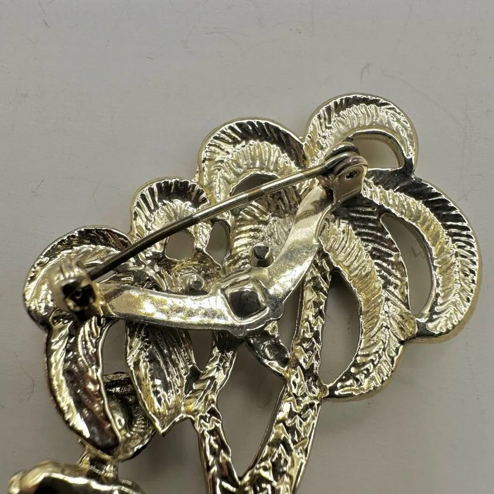 Man sitting under a Palm tree vintage brooch Gold - Image 6