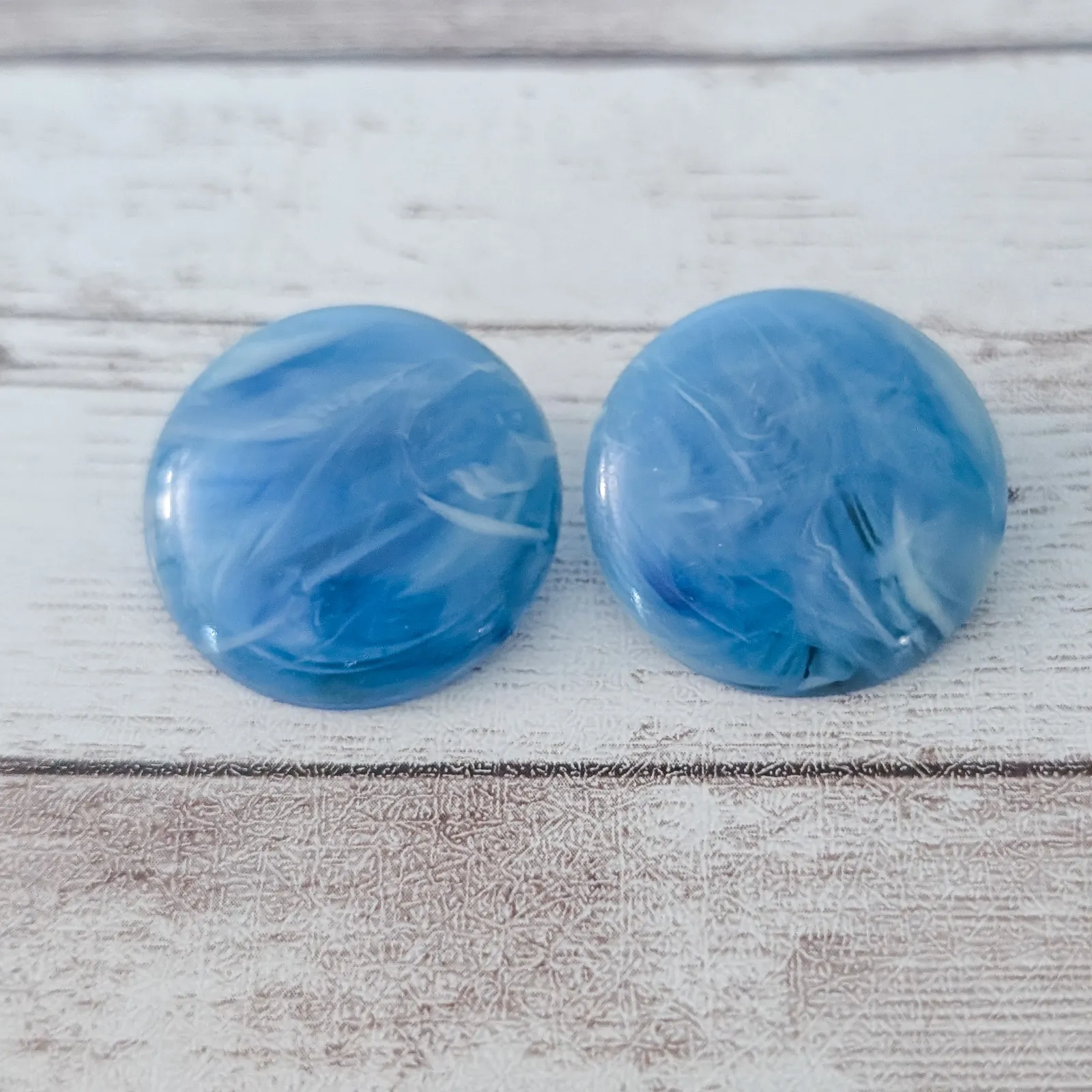 Vintage Clip On Earrings 1" Blue Marbled Pattern Circle - Image 2