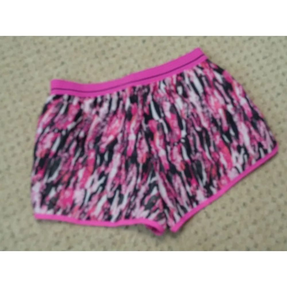 NEW Under Armour women's XS Heatgear pink/black/white shorts MSRP $65 - Image 5