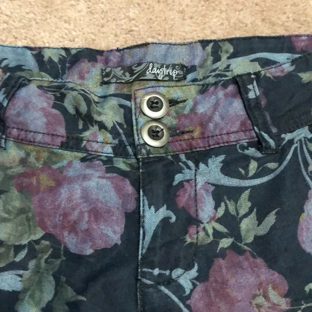 Buckle Navy Floral Shorts Boho 26 - Image 4