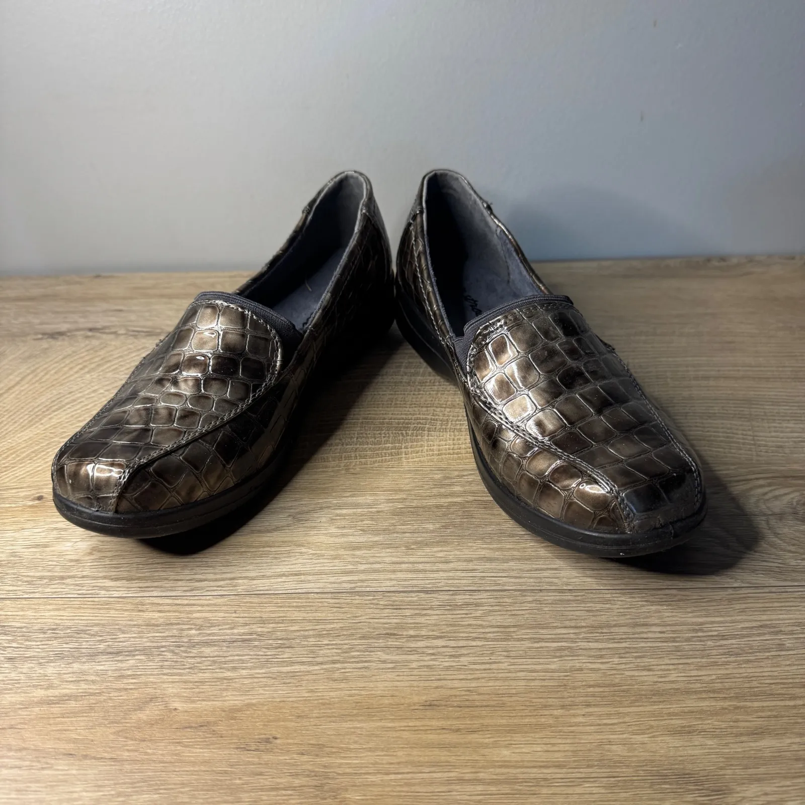 Easy Street‎ Bronze Croc Embossed Loafer Comfort Slip On Shoes Womens 7.5 Casual - Image 4