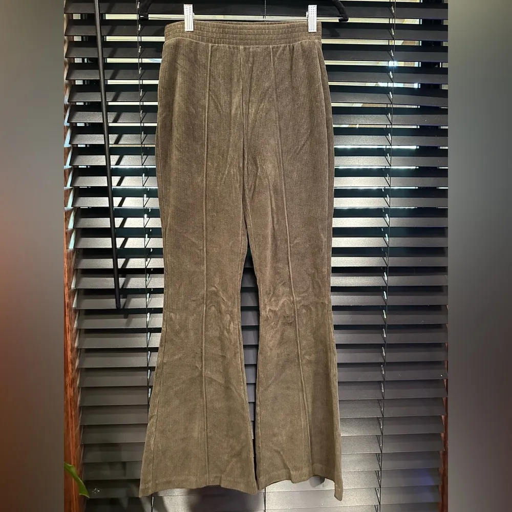 EUC Aerie Groove On Rib Velour Flare Pant dark olive green - Image 2
