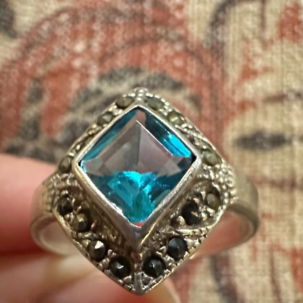 Elegant Silver and Blue Gemstone Ring Size 8 - Image 2