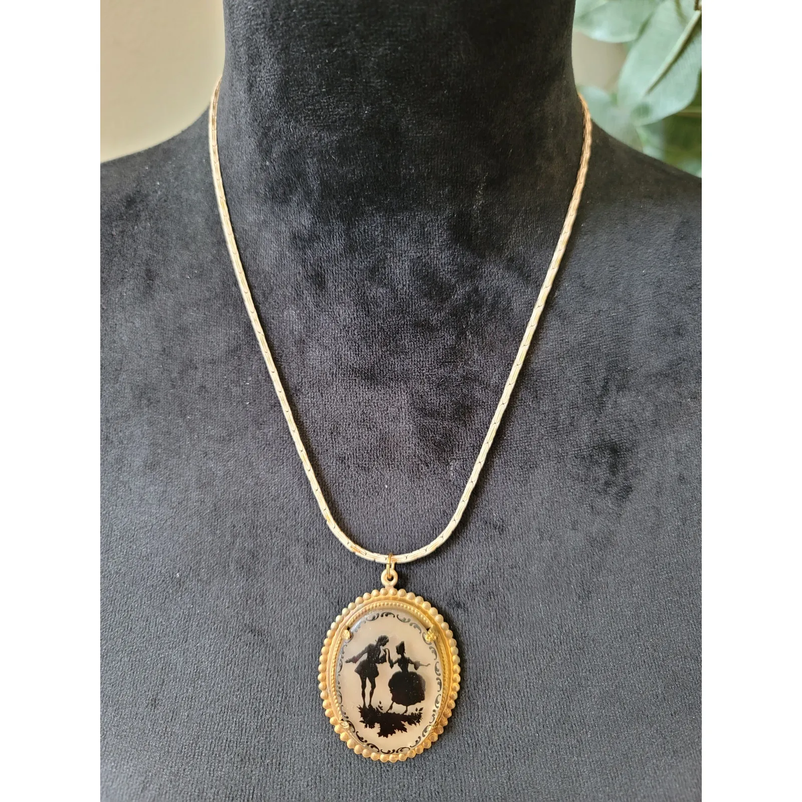 Women's Vintage Gold Oval Silhouette Pendant Necklace With Lobster Clasp Jewelry - Image 2