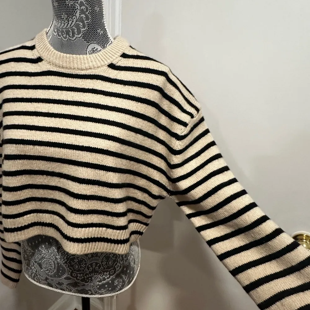 Women’s Small H&M Cream & Black Horizontal Striped Crop Top Crew Neck Sweater. - Image 11