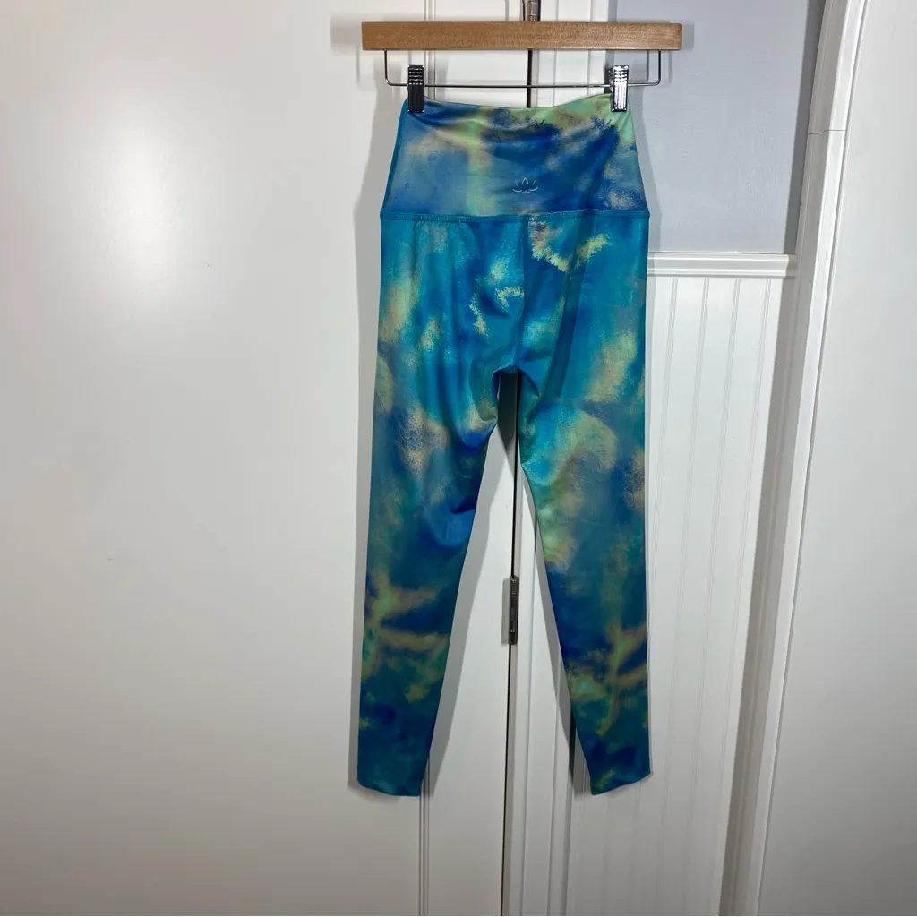 Beyond Yoga Lux High-Waisted Midi Leggings in Bay Blue Dizzy Size XS - Image 8