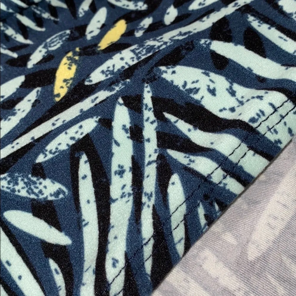 LuLaRoe XS Irma super soft top hi low geometric design short sleeve - Image 7