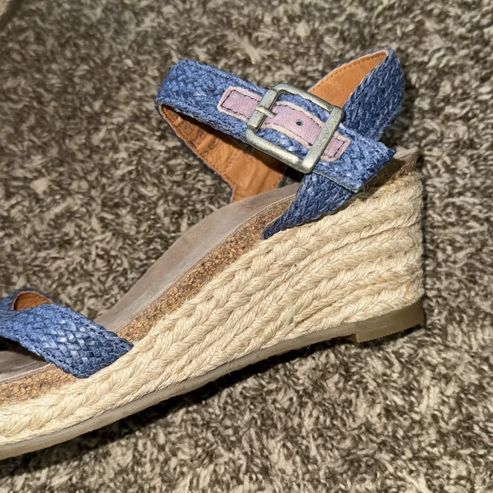 Taos leather espadrille style wedge. Navy. Super comfy worn once size 40 or 9 Blue - Image 4