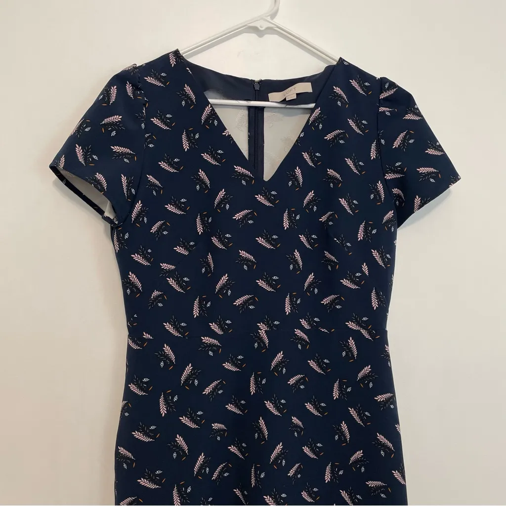 ANN TAYLOR LOFT Navy Blue Feather Print Dress V-Neck Cap Sleeve Boho Fit & Flare - Image 4