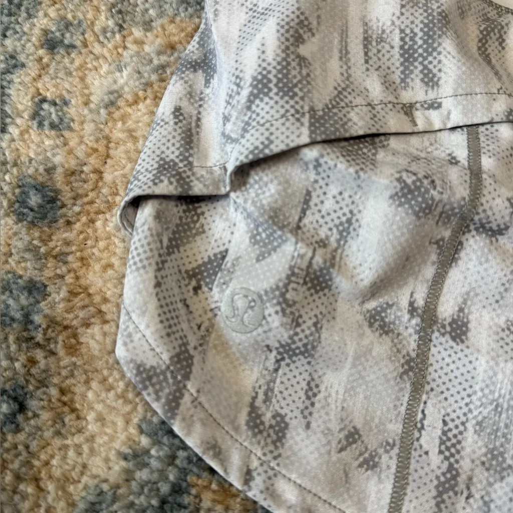 Lululemon Athletica Light Gray Shorts Size 2 - Image 3