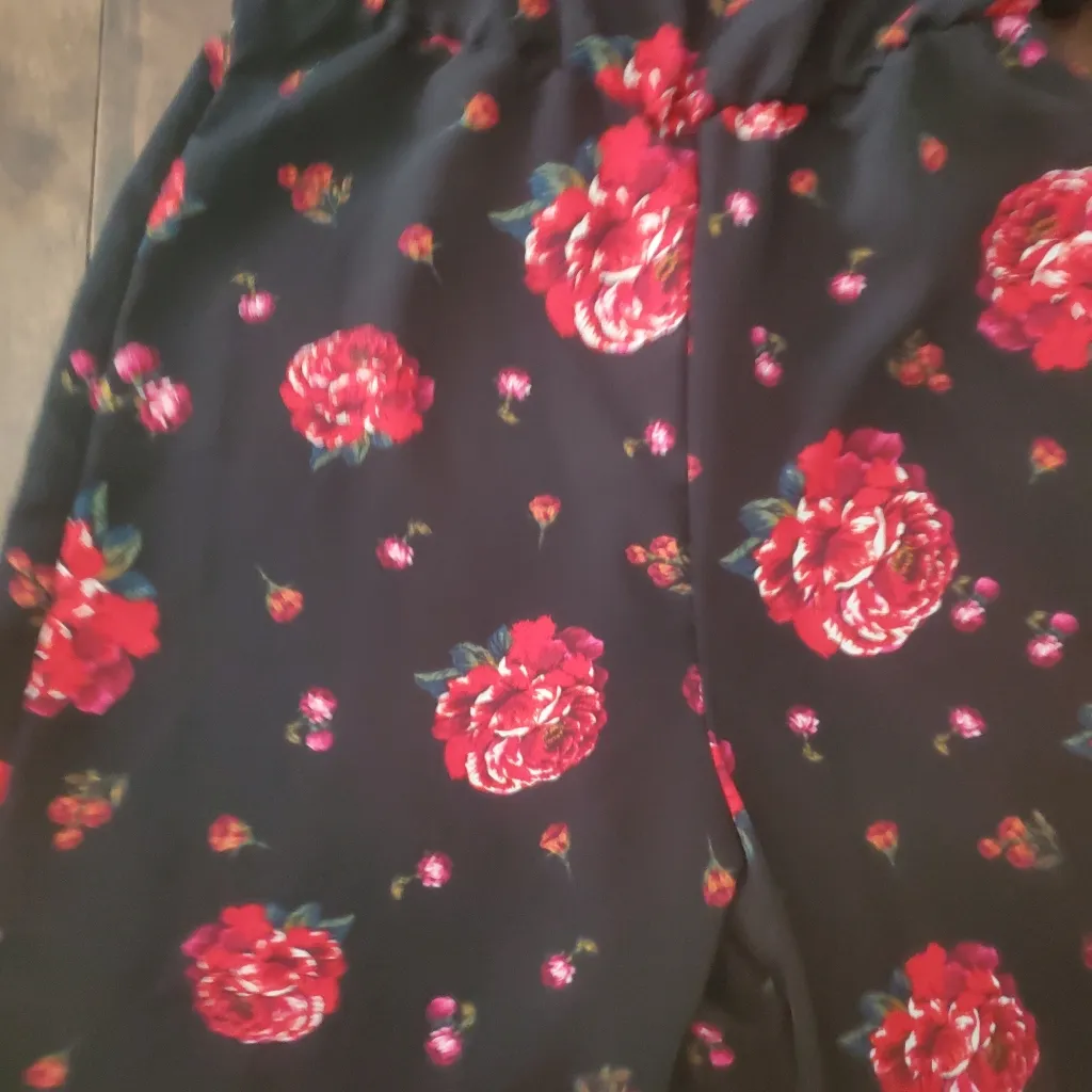 Floral Cold Shoulder Jumpsuit  - Black and Red Roses Size Xs But Fits Larger - Image 4