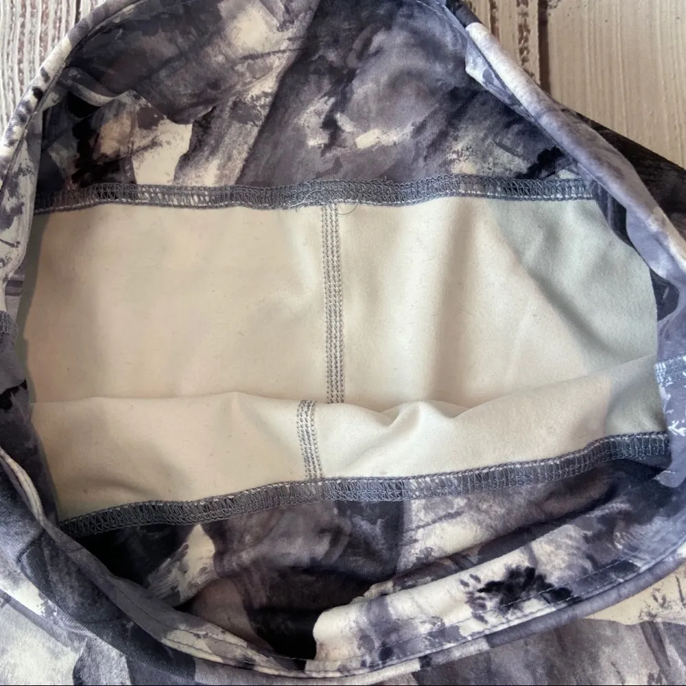 Fabletics Gray and White Collage Capri.  Size XSmall - Image 5