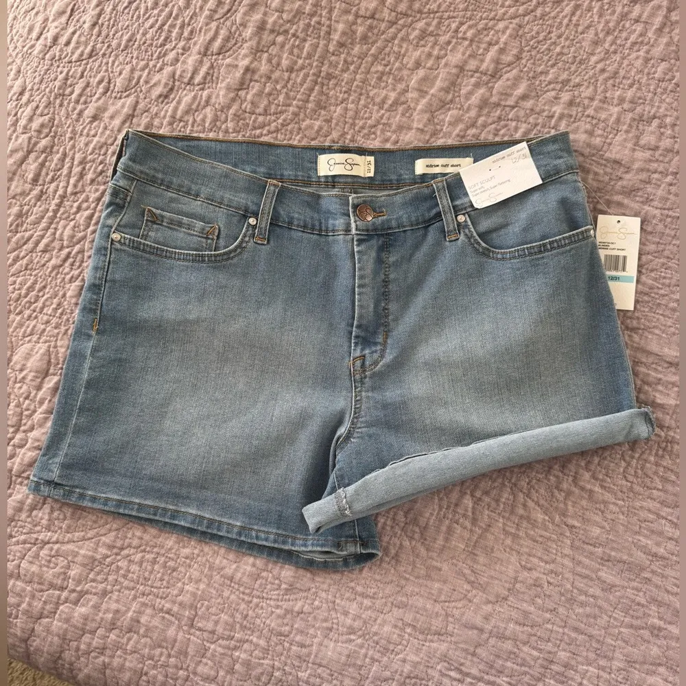 NWT  Midrise Cuff Shorts in Light Denim Wash - Image 3