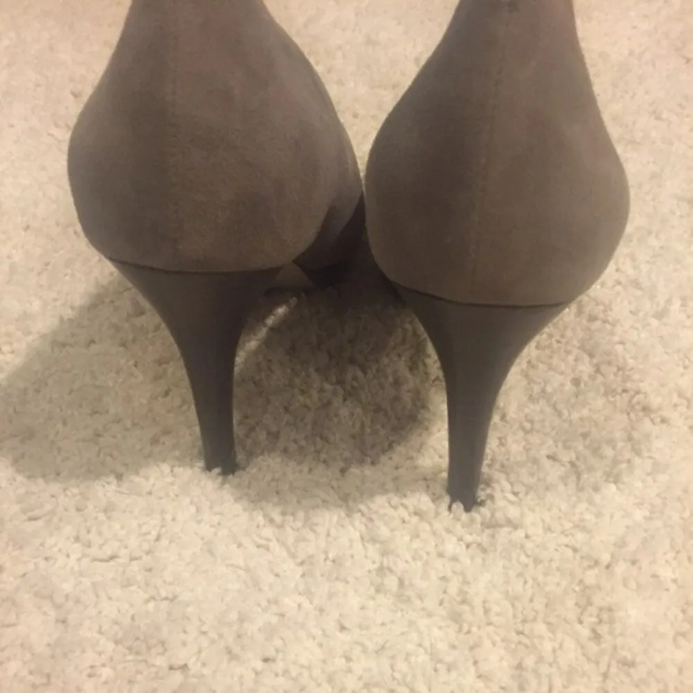 Banana Republic suede heels size 9 - Image 2