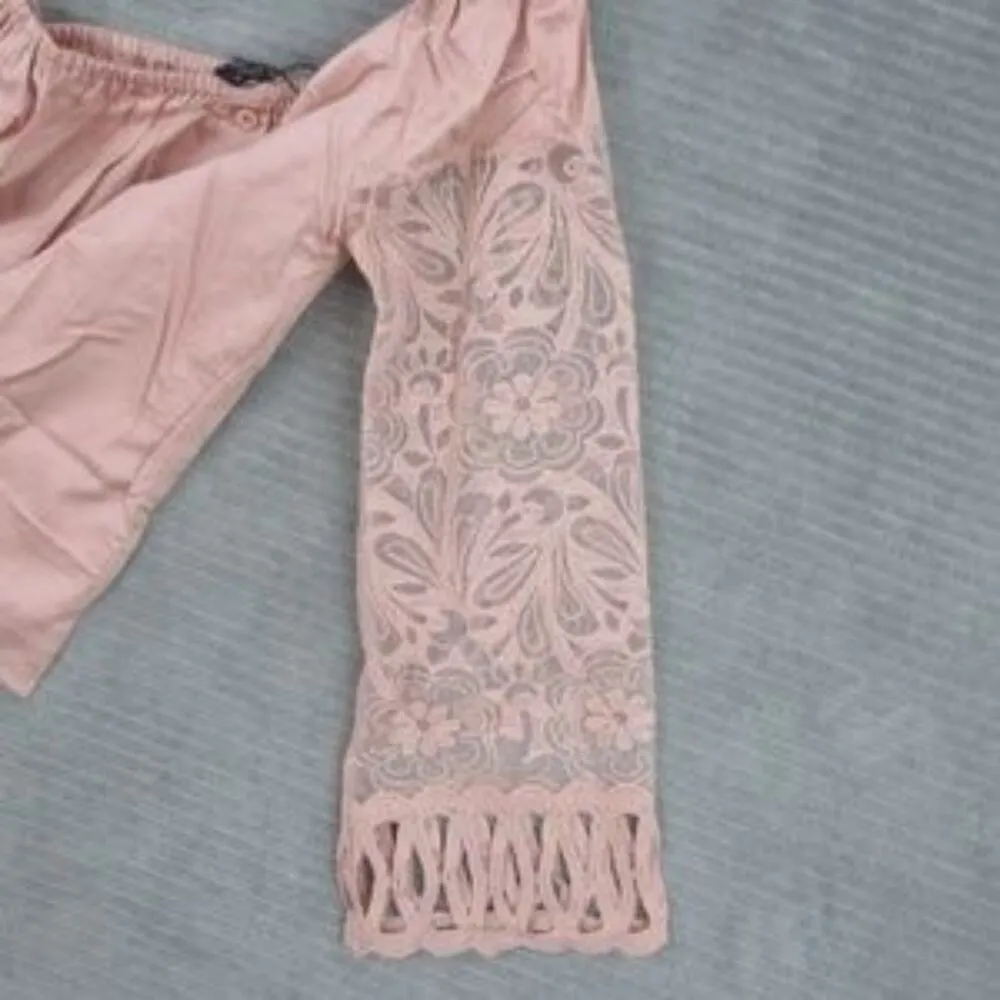 NWT Romeo + Juliet Couture Off the Shoulder Crochet Sleeve Blouse Size Medium - Image 2