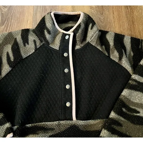 Maurices Women's Size Large Green Camo Pink Trim Fleece‎ Sherpa Pullover EUC - Image 6