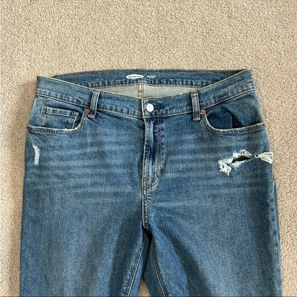 Old navy mid rise boyfriend distressed jeans in size 10 - Image 2