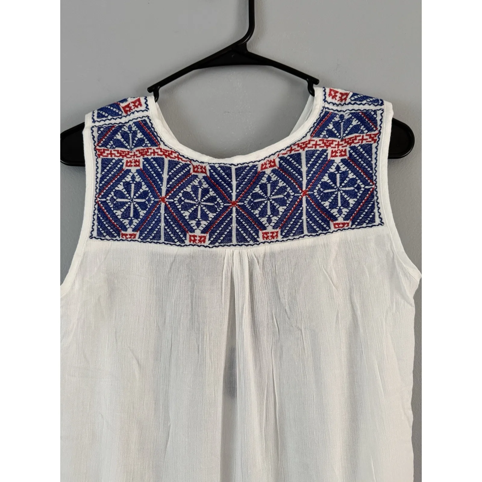 NWT Solitaire White Embroidered Gauzy Peasant Top Size Medium - Image 4