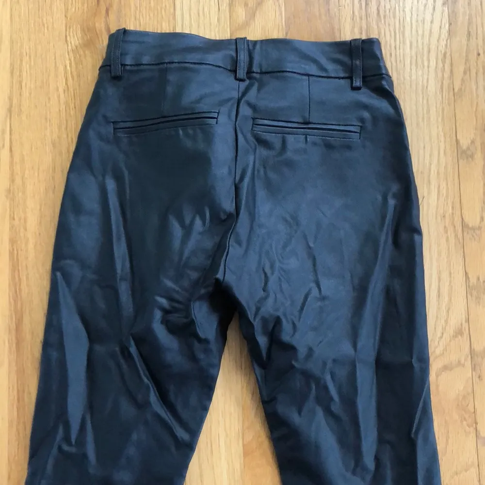 🌸 Black Tight Faux Leather Pants - Image 9