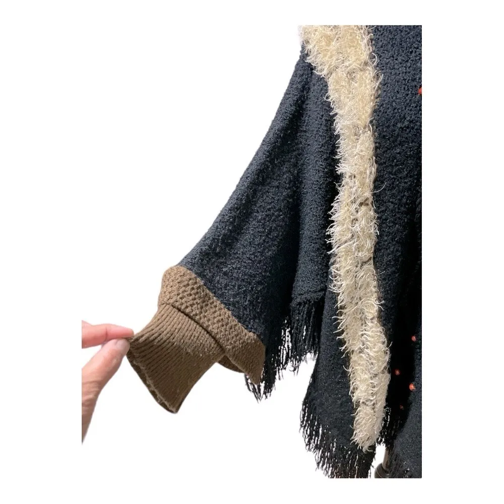 Pishuni Paris poncho with hoodie. Designed with wooden beads in the front Black Size undefined - Image 6