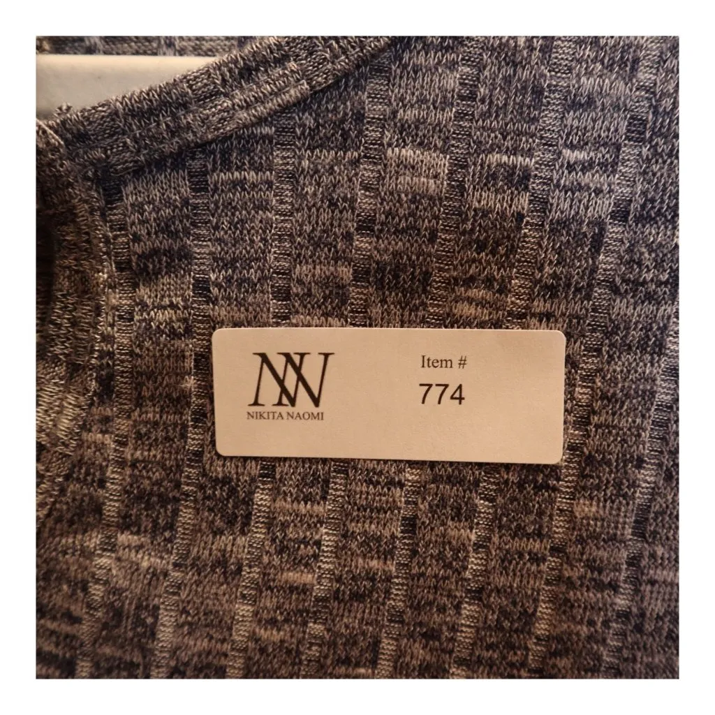 #774 Blush Women's 1X Gray Knit Sleeves Top w/ Gold Tone Keyhole Detail - Image 5