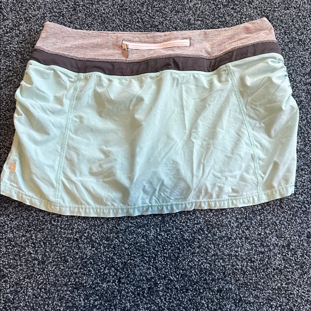 Lululemon size 8 Mint Green Skirt with shorts grey white striped Waistband - Image 4