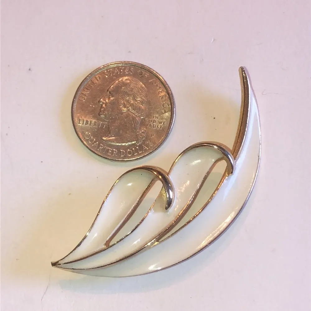 Vintage White Enamel Gold Tone Retro Brooch Shoulder Pin - Image 3